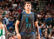 3377体育-穆古鲁扎回归赛场，爆冷首场状态亮眼，独行侠观众沸腾！的简单介绍