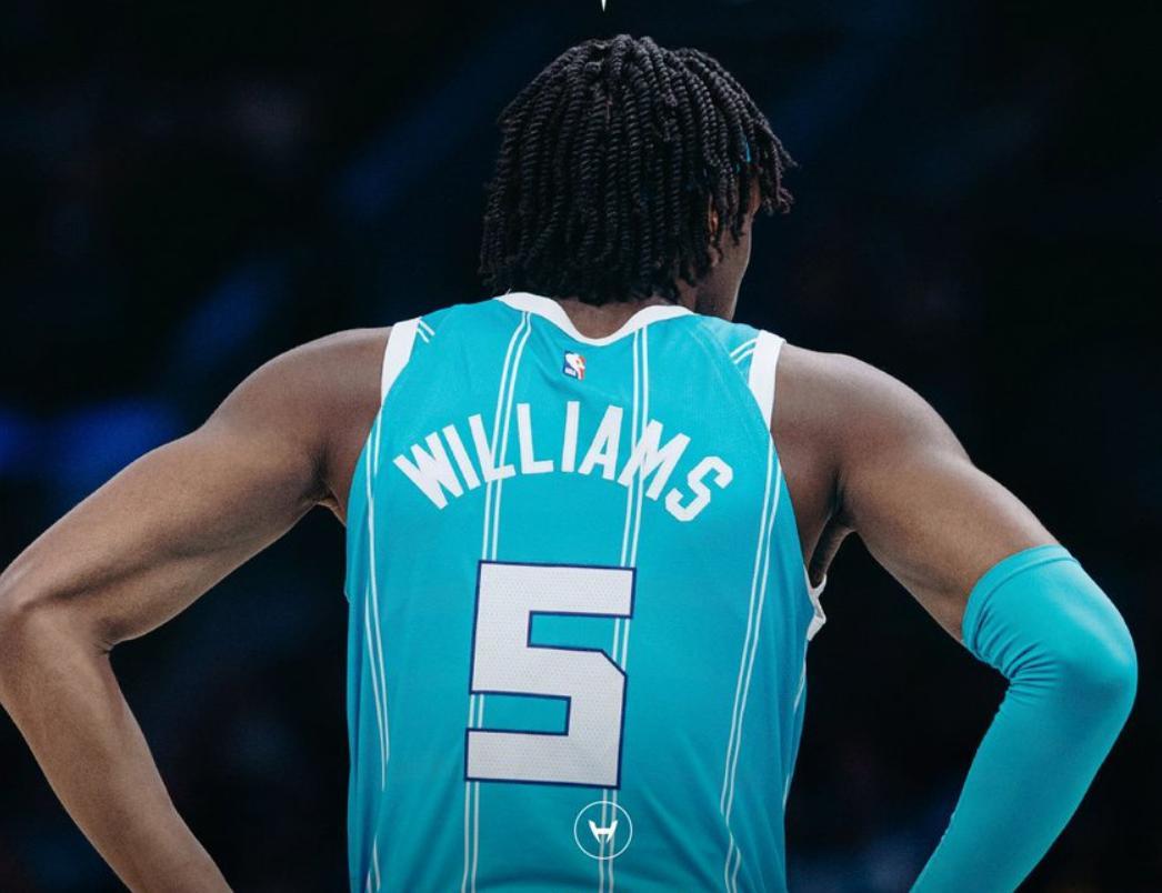  浓眉哥重返赛场，夺冠首场状态出色，塞尔维亚队观众沸腾！气势如虹延续