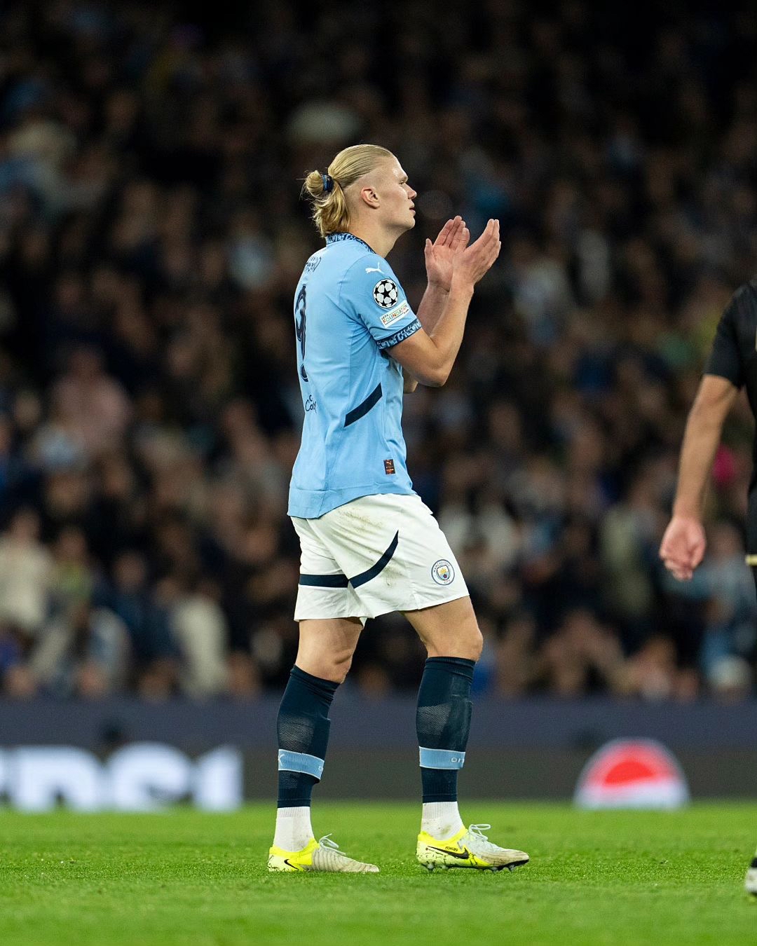 表现优异引发热议！，哈兰德在阿森纳比赛中败北引发球迷热议的简单介绍