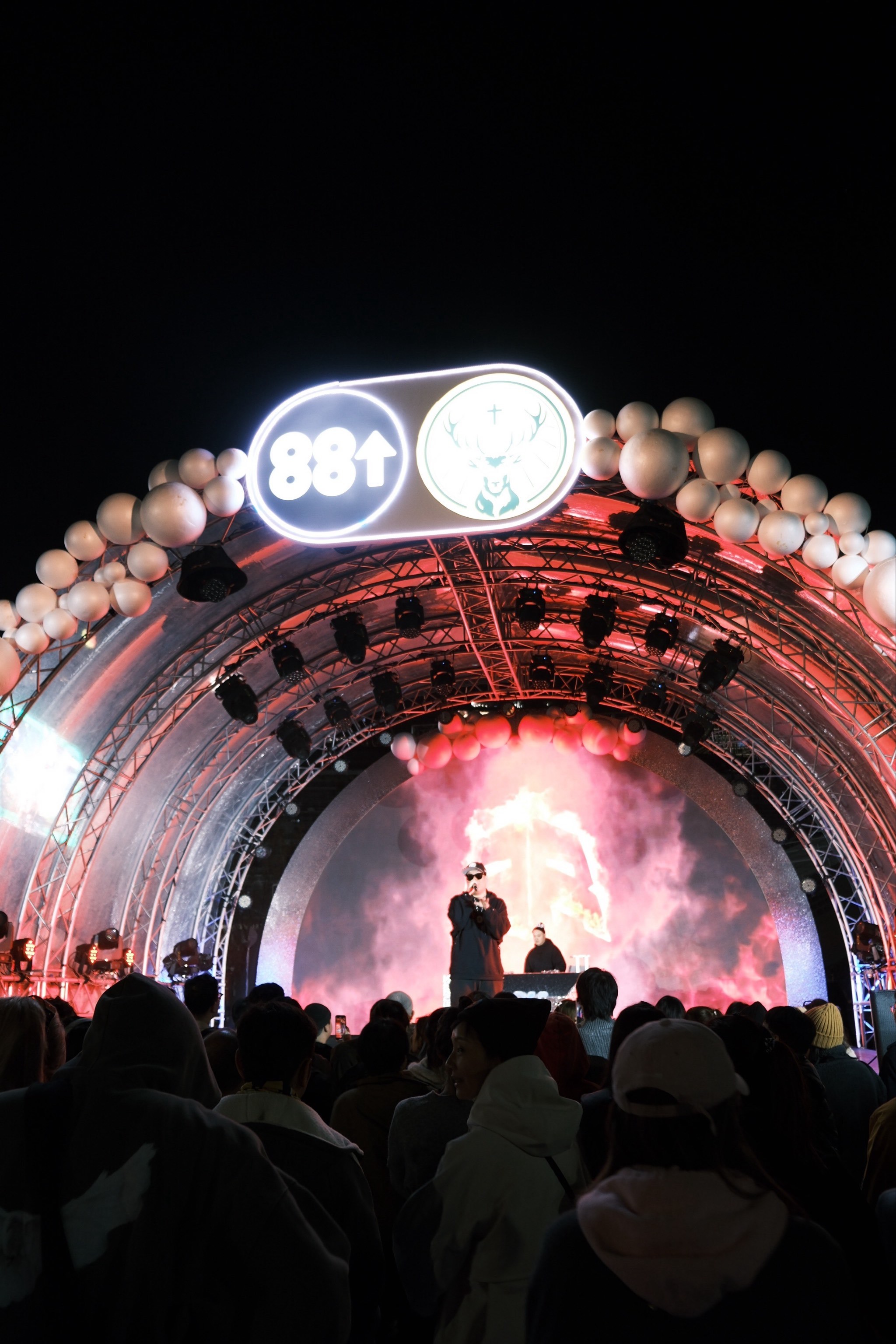 雄鹿观众热烈欢呼!,费德勒迎来十赛季出色发挥引发球迷热议(费德勒加拿大球迷) 雄鹿观众热烈欢呼!,费德勒迎来十赛季出色发挥引发球迷热议(费德勒加拿大球迷)