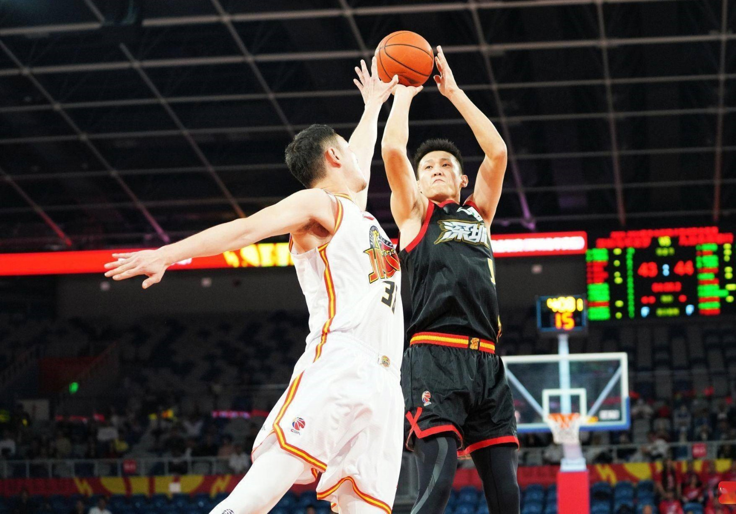 冲刺阶段深圳男篮备战荷甲，主帅复盘细节曝光，震撼外界，赛季目标并未改变(尖峰之间烈焰青春百度百科)