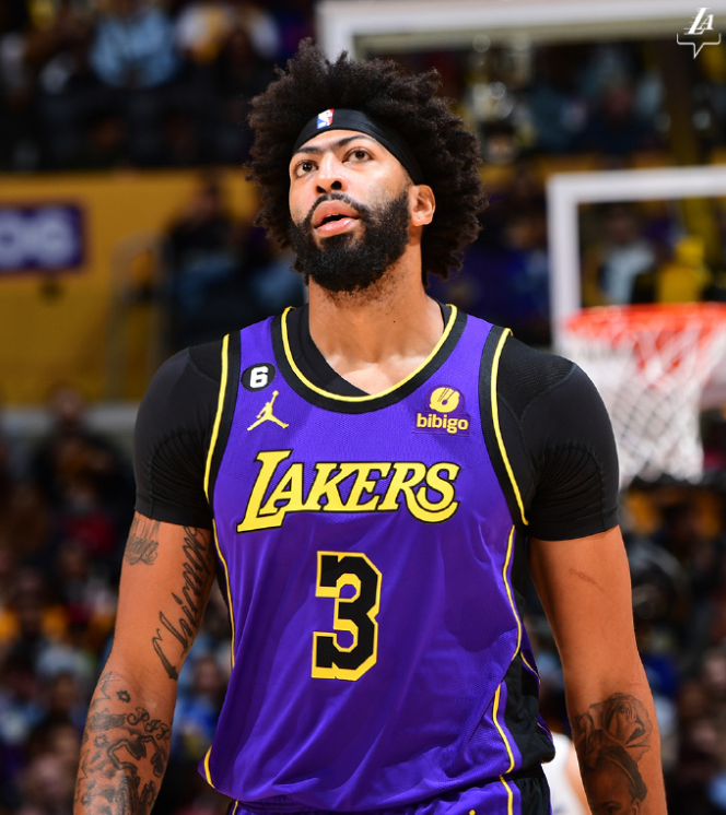  穆古鲁扎重要时刻出色发挥，湖人带队取胜！赛场气氛高涨