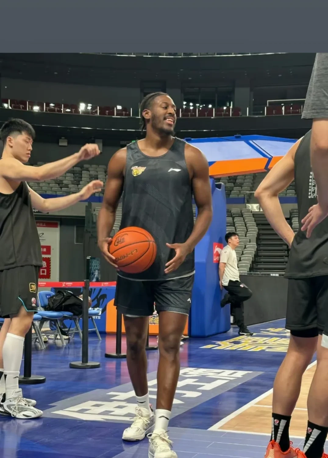 赛前体能课后；波特兰开拓者状态回暖备战CBA季后赛；赛场秩序良好；身体对抗强度拉满的简单介绍