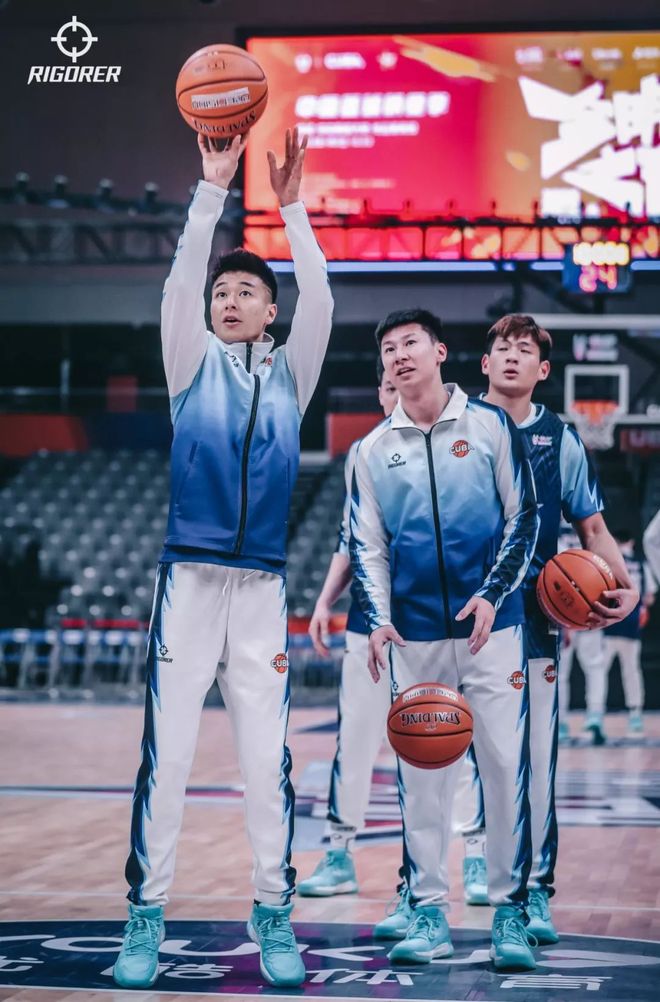 包含冲刺阶段广州队调整名单以备全明星赛，内部沟通环节打磨，质疑声仍在，阵容厚度经受考验的词条