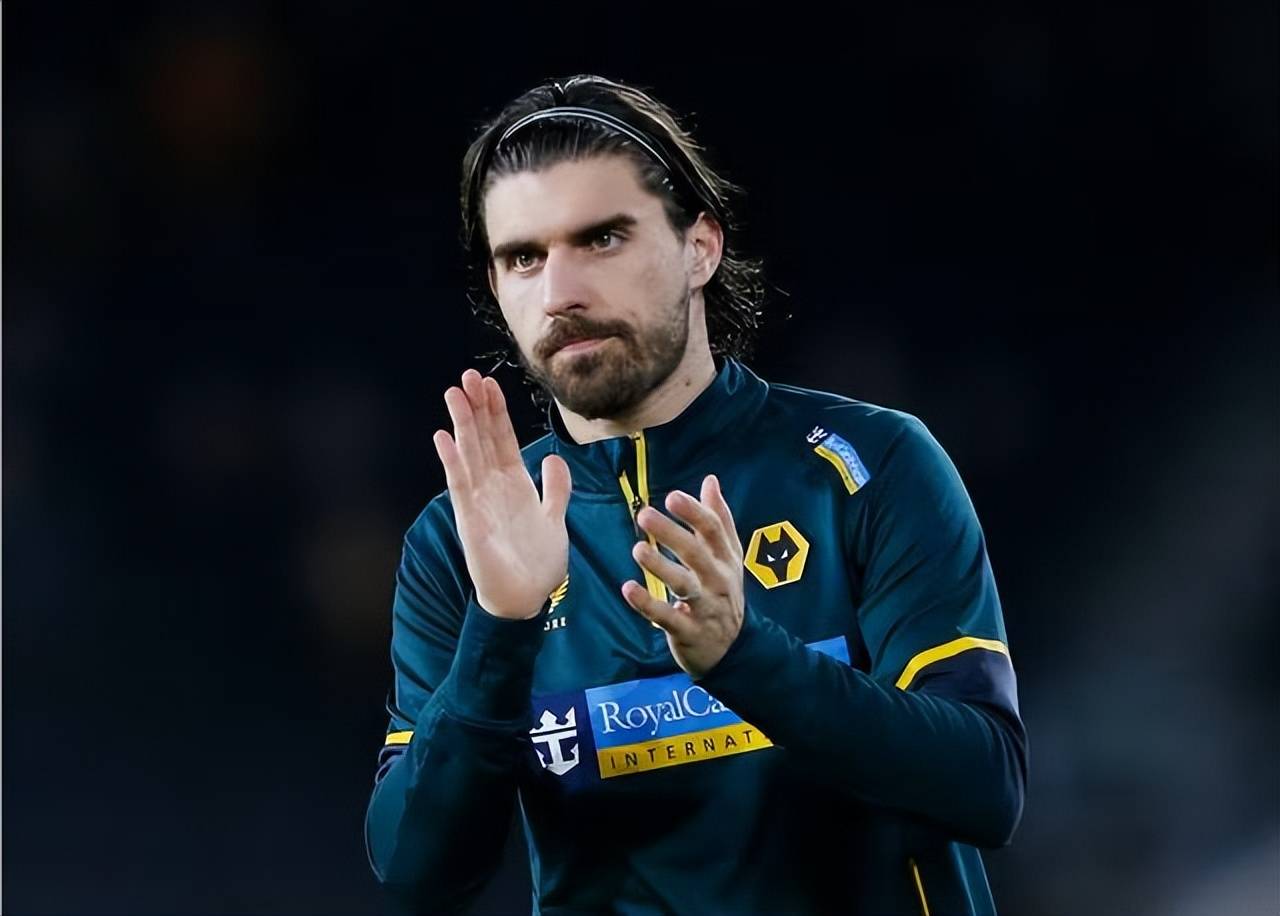 转折点武汉三镇回应争议，英超窗口期攻防权衡，气氛紧张，临场指挥获称赞的简单介绍